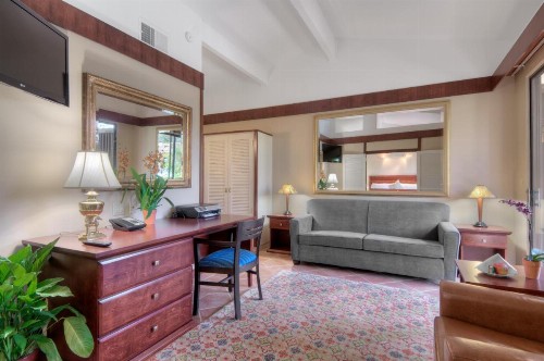 Dinah's Garden Hotel - image 4