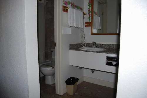 Stanford Motor Inn - image 11
