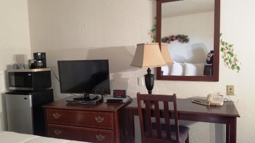 Stanford Motor Inn - image 17