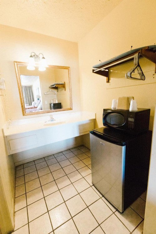 Summer Breeze Motel - image 10