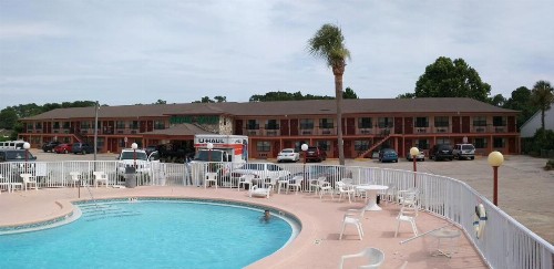 Summer Breeze Motel - image 12