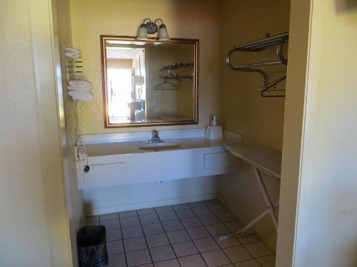 Summer Breeze Motel - image 14