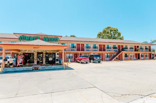 Summer Breeze Motel - image 15