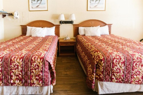 Summer Breeze Motel - image 16