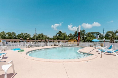 Summer Breeze Motel - image 18