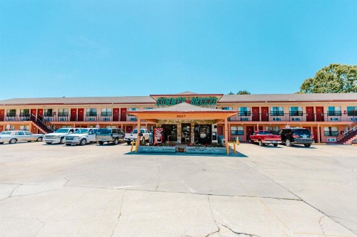 Summer Breeze Motel - image 20