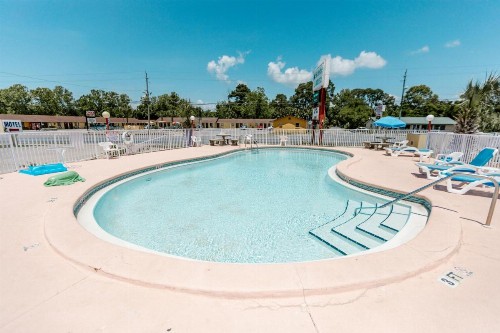 Summer Breeze Motel - image 22