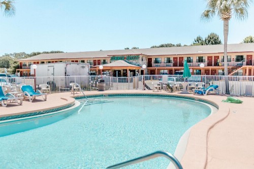 Summer Breeze Motel - image 24