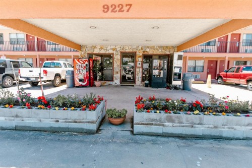 Summer Breeze Motel - image 7