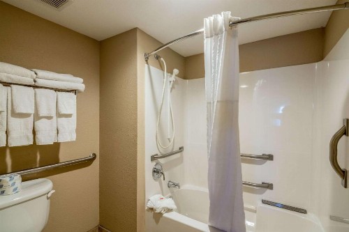 Comfort Suites - image 10