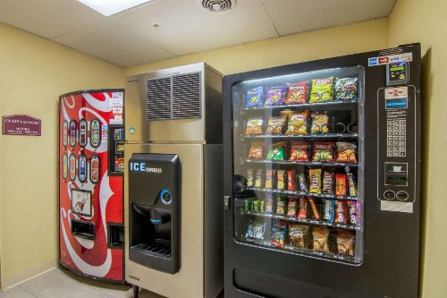 Comfort Suites - image 2