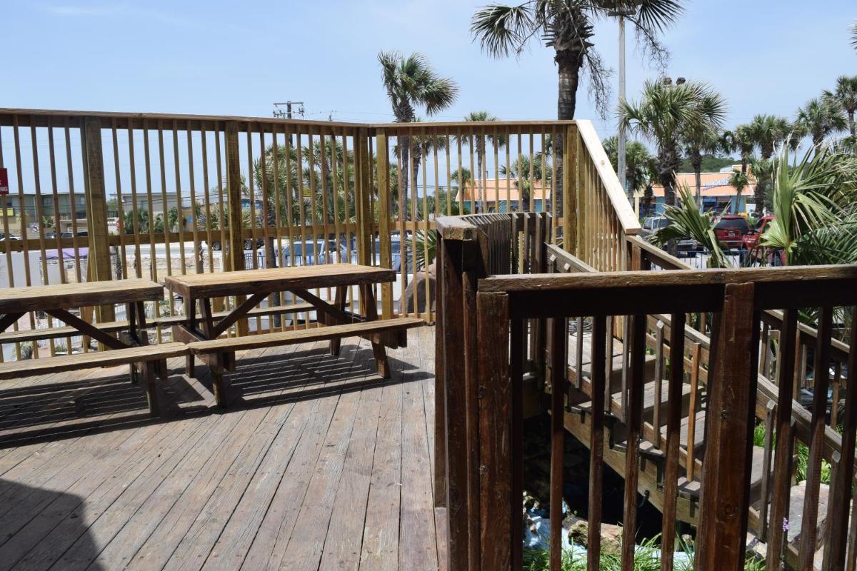 Days Inn by Wyndham Panama City Beach/Ocean Front - image 2