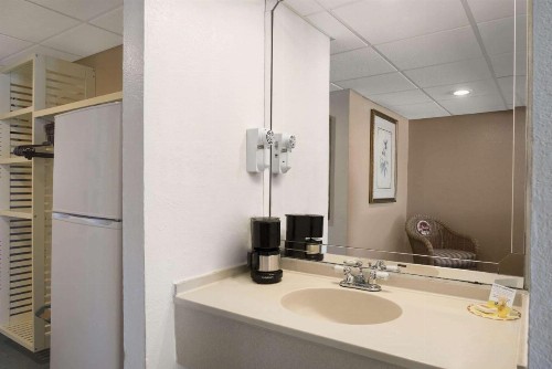 Days Inn by Wyndham Panama City Beach/Ocean Front - image 3