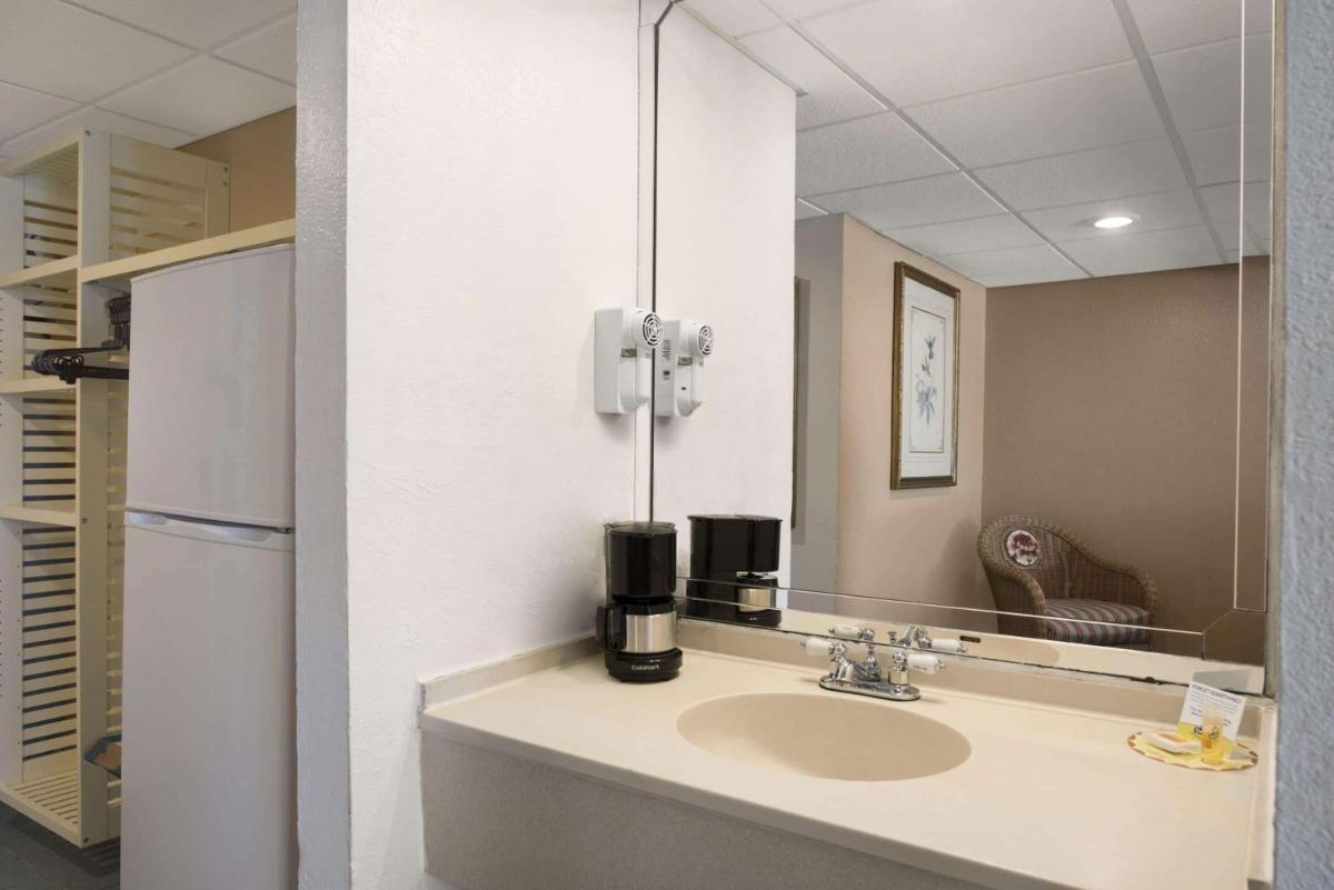 Days Inn by Wyndham Panama City Beach/Ocean Front - image 3