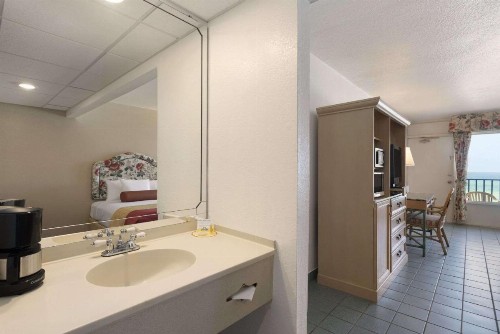 Days Inn by Wyndham Panama City Beach/Ocean Front - image 37