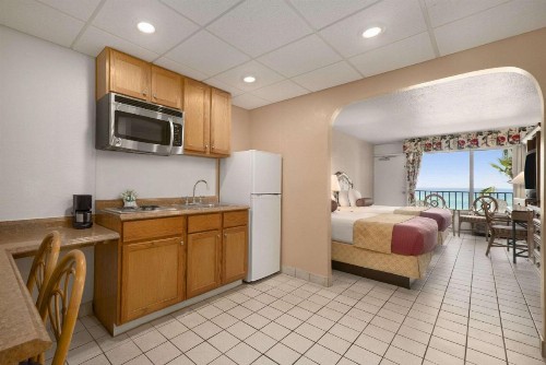 Days Inn by Wyndham Panama City Beach/Ocean Front - image 43