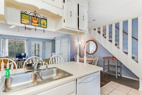 Deluna Court Getaway - image 11