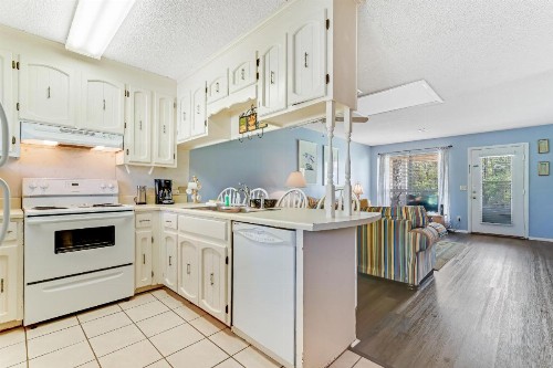 Deluna Court Getaway - image 12