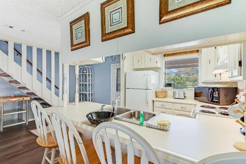 Deluna Court Getaway - image 6