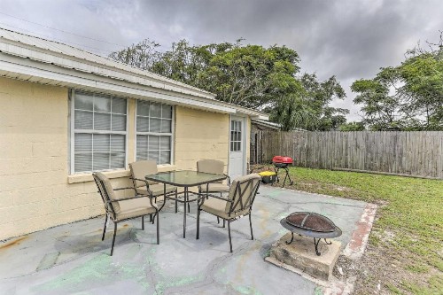 Charming Bid-a-wee Beach Cottage with Fire Pit - image 12