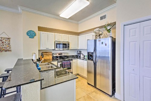 Beachfront Condo with Balcony Less Than 2Mi to Gulf World - image 3