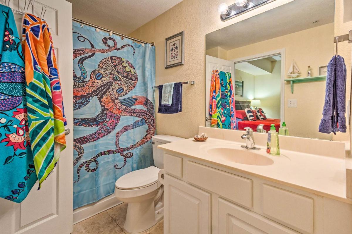 Beachfront Condo with Balcony Less Than 2Mi to Gulf World - image 7