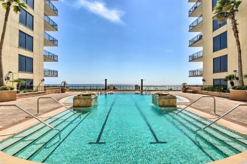 Remodeled PCB Studio Apt with Balcony and Pool Access! - image 10