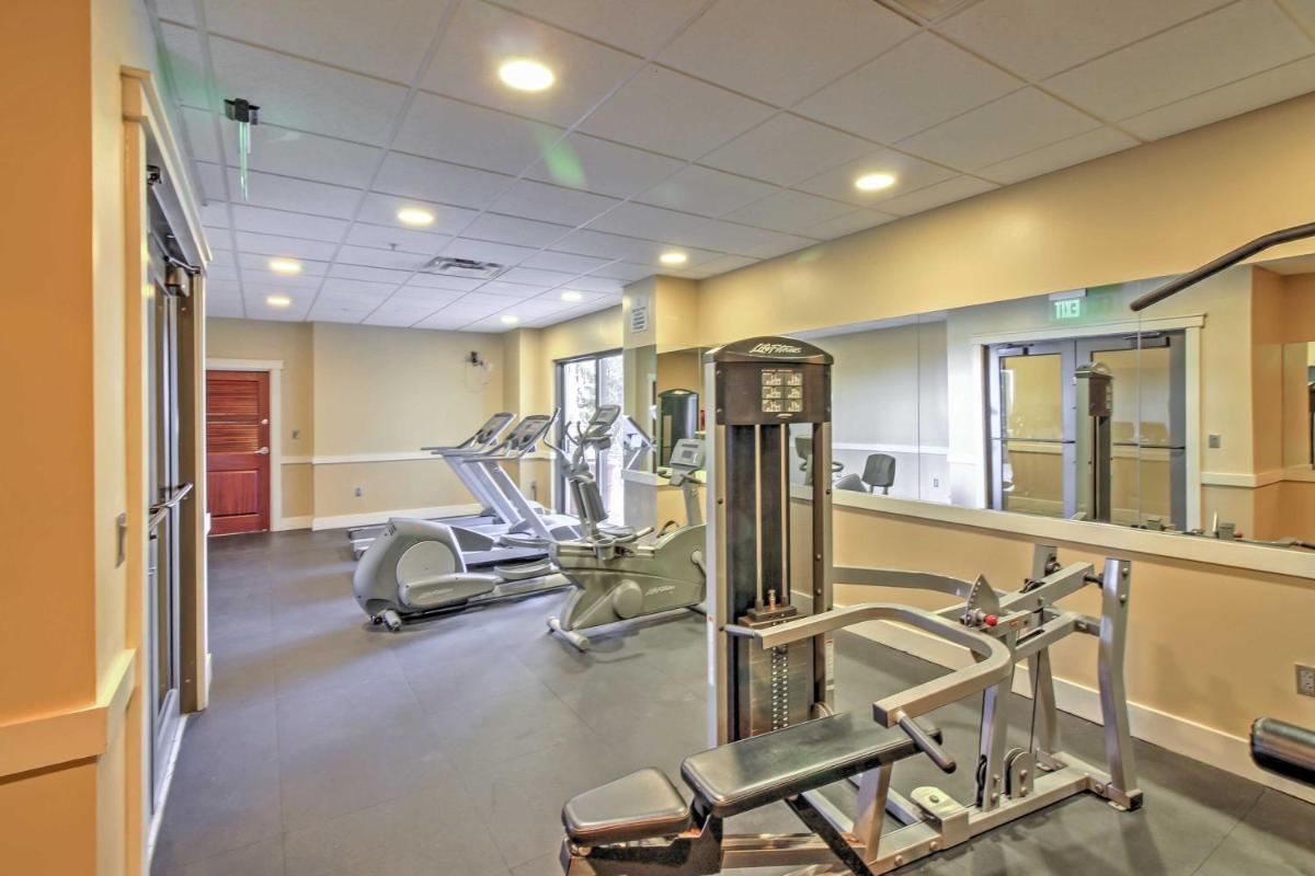 Remodeled PCB Studio Apt with Balcony and Pool Access! - image 6