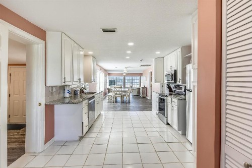 Coral Cottage at Bid-a-Wee by Book That Condo - image 10