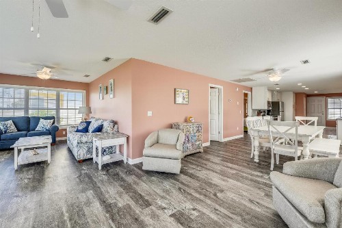 Coral Cottage at Bid-a-Wee by Book That Condo - image 11