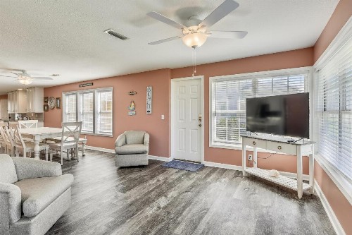 Coral Cottage at Bid-a-Wee by Book That Condo - image 3