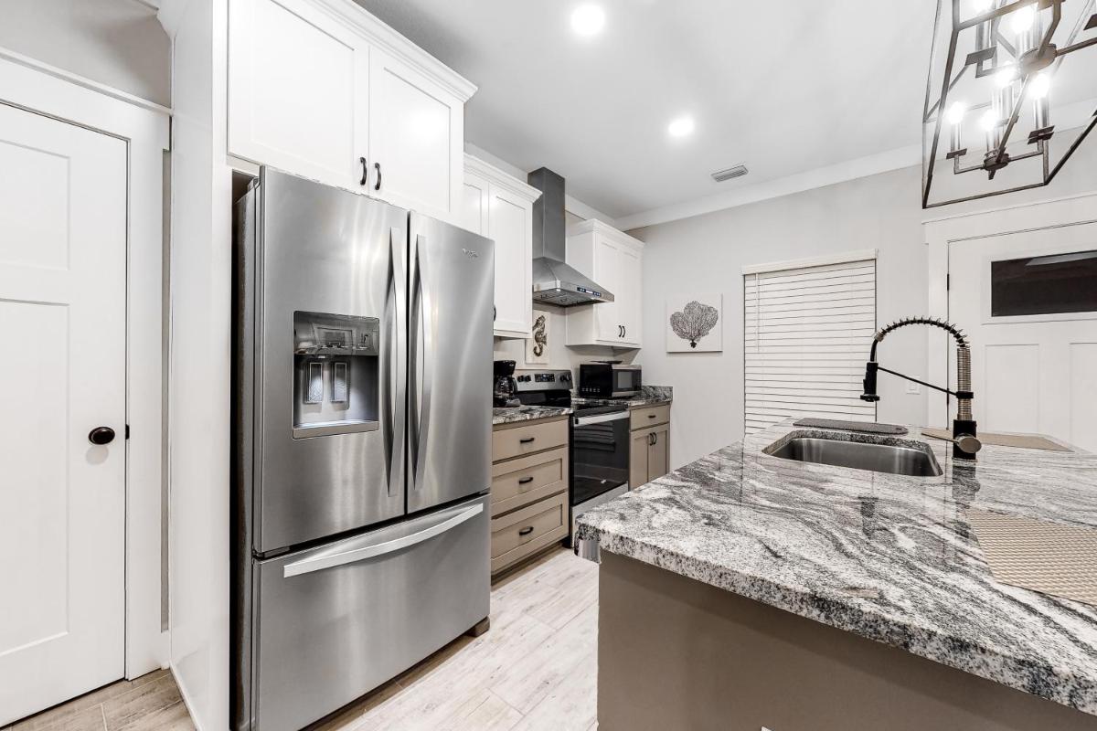 West End Beach Cottage - image 7