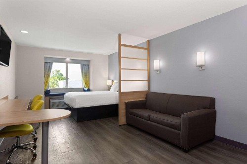 Microtel Inn & Suites by Wyndham Panama City - image 15