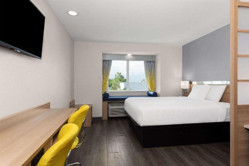 Microtel Inn & Suites by Wyndham Panama City - image 2
