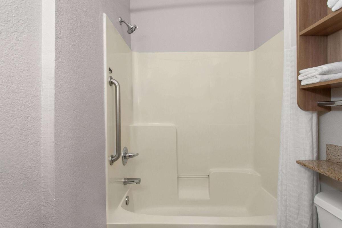 Microtel Inn & Suites by Wyndham Panama City - image 7