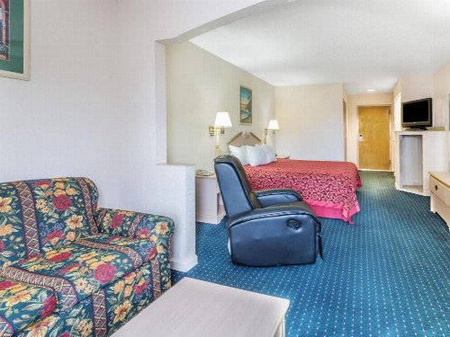 Days Inn by Wyndham Panama City/Callaway - image 14