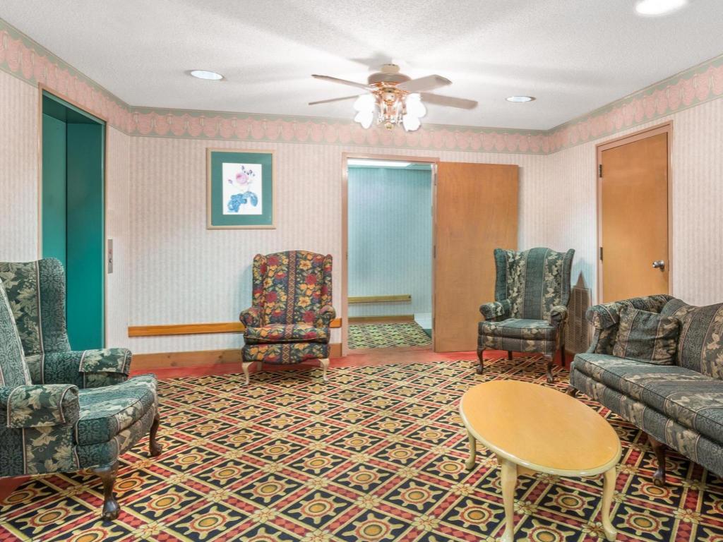 Days Inn by Wyndham Panama City/Callaway - image 4