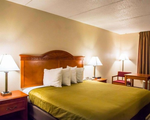 Econo Lodge Panama City - image 3