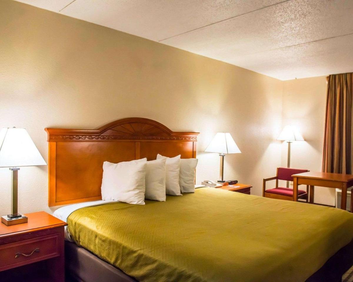Econo Lodge Panama City - image 3
