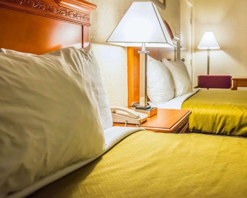 Econo Lodge Panama City - image 9