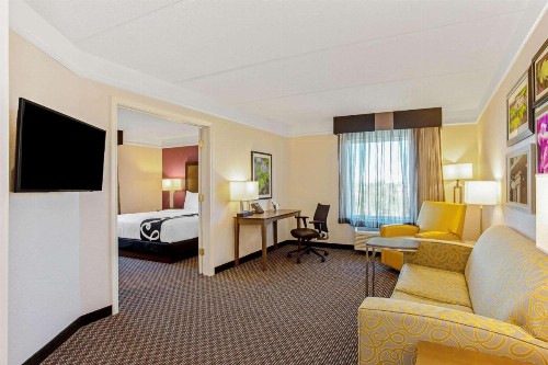 La Quinta Inn & Suites by Wyndham Panama City - image 14