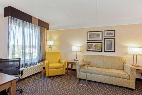 La Quinta Inn & Suites by Wyndham Panama City - image 25