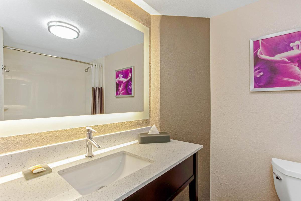La Quinta Inn & Suites by Wyndham Panama City - image 3