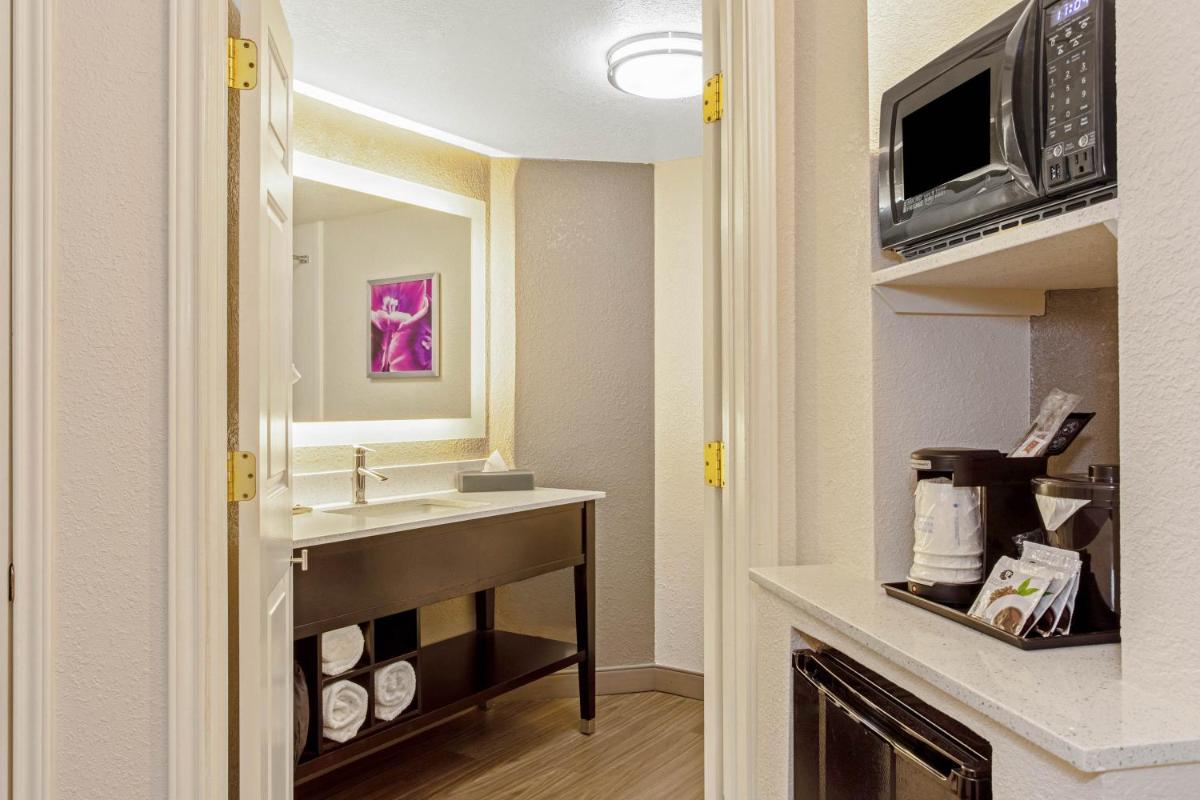 La Quinta Inn & Suites by Wyndham Panama City - image 4