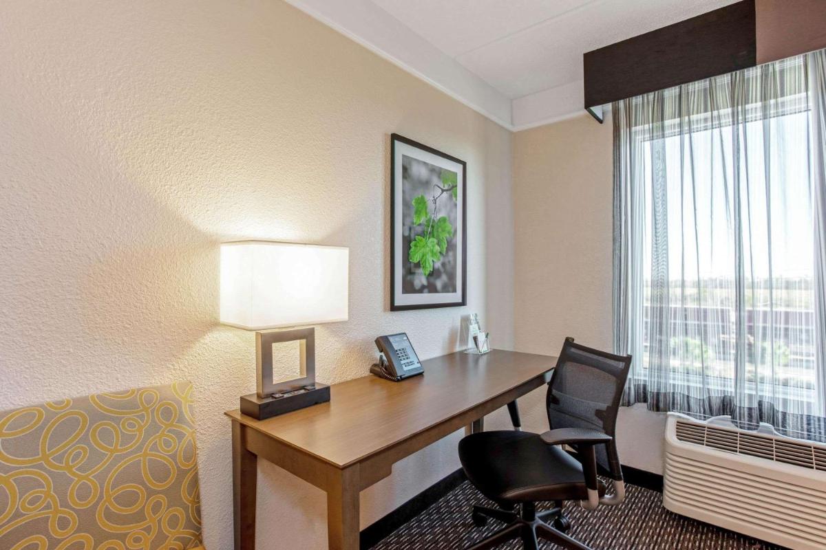 La Quinta Inn & Suites by Wyndham Panama City - image 5