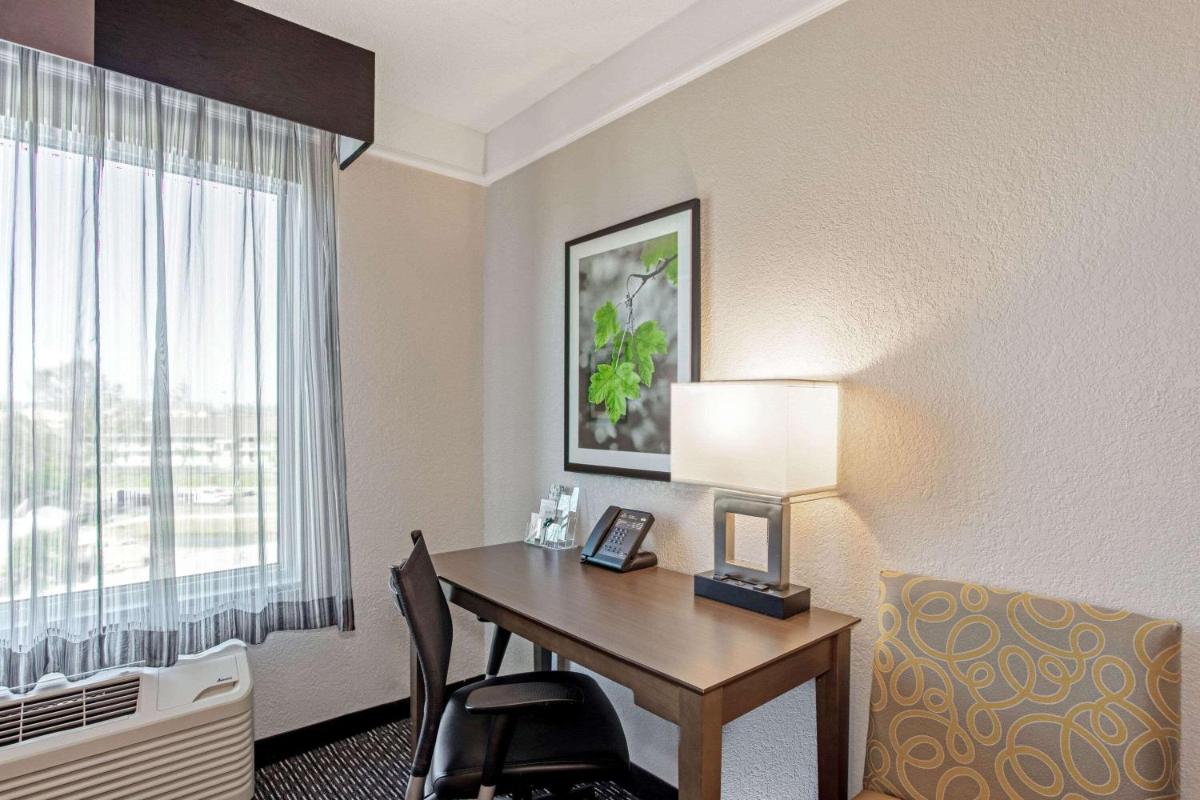 La Quinta Inn & Suites by Wyndham Panama City - image 7