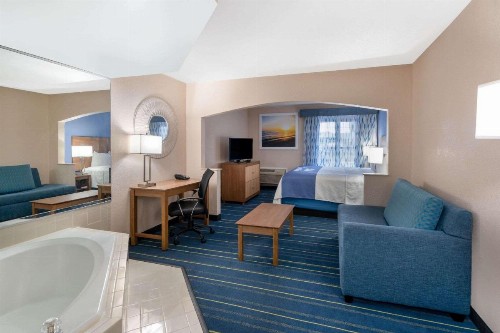 Days Inn by Wyndham Panama City - image 12