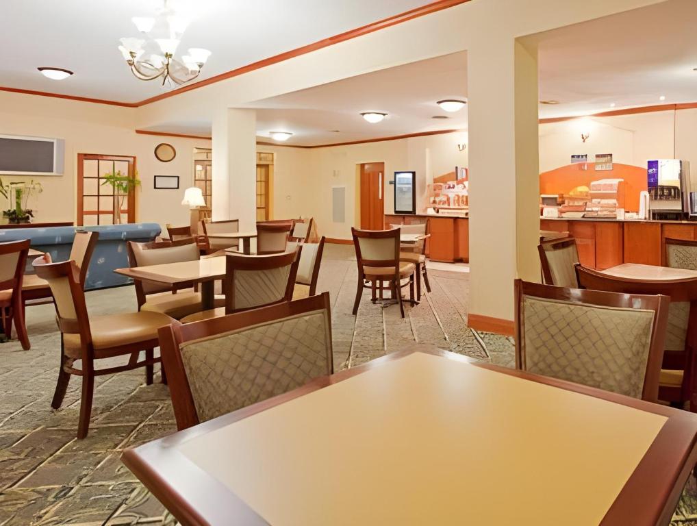 Holiday Inn Express Hotel & Suites Panama City-Tyndall - image 4