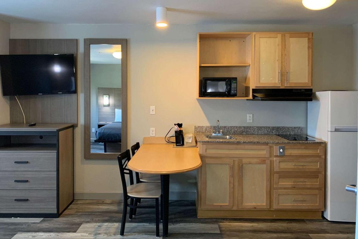Suburban Extended Stay Hotel near Panama City Beach - image 3