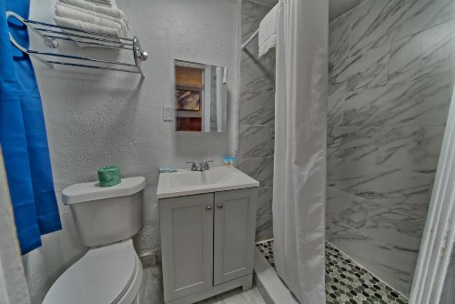 Aqua View Motel - image 18